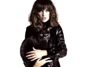 milla-jovovich-et-son-chat