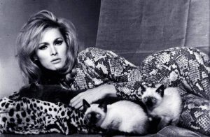 ursula-andress-et-ses-chats