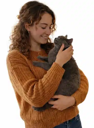 Petsitter tenant un chat dans ses bras