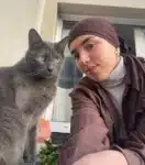 Ismahane, l'interview Ismahane, petsitter MCER, avec son chat Smokey